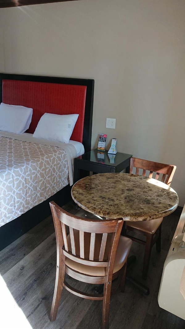 Santa Ana Travel Inn image 3